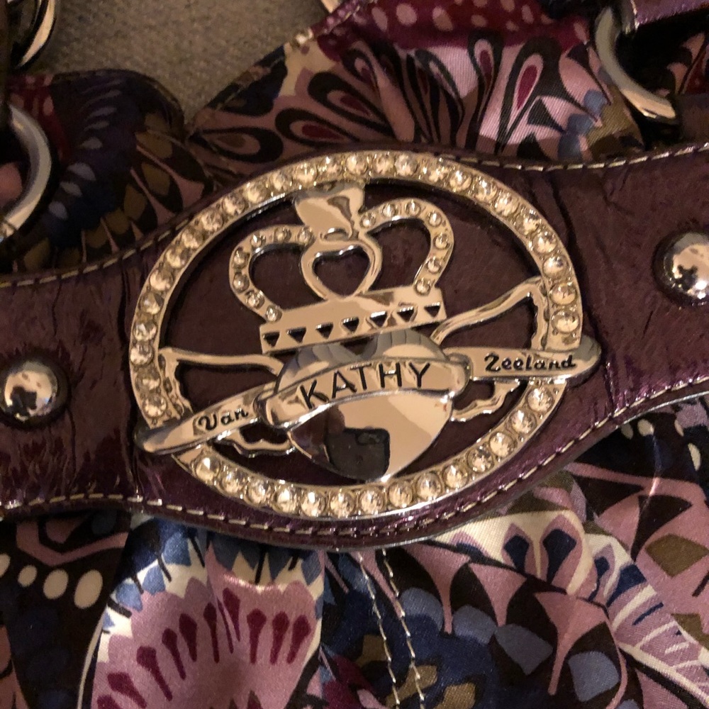 Bag with a crown logo and two pockets